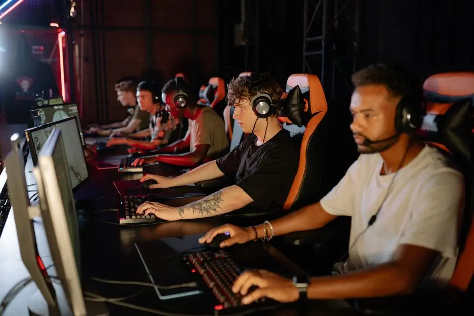 Tim esport berdiskusi sebelum pertandingan dimulai